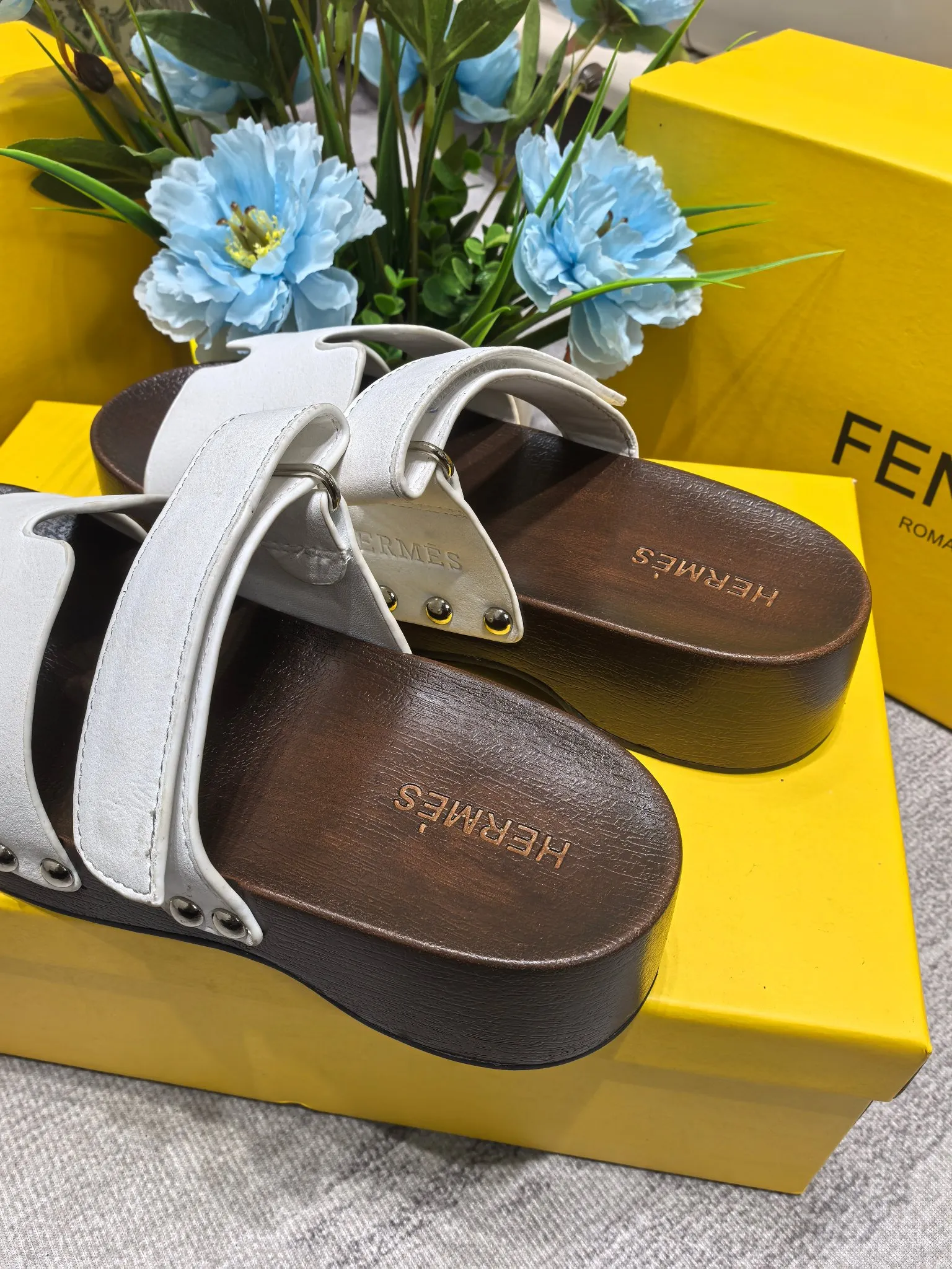 👟👟Ex-factory price 480👟👟Hermes second uncle clog slippers, original development + British retro design, classic and durable! The ultimate 1:1 body shape, imported high-end fabrics showing exquisite texture! Customized A-grade wood sole with mold opening and luxurious packaging! - Unique quality, 35-40 41 42 customized, non-refundable and non-exchangeable